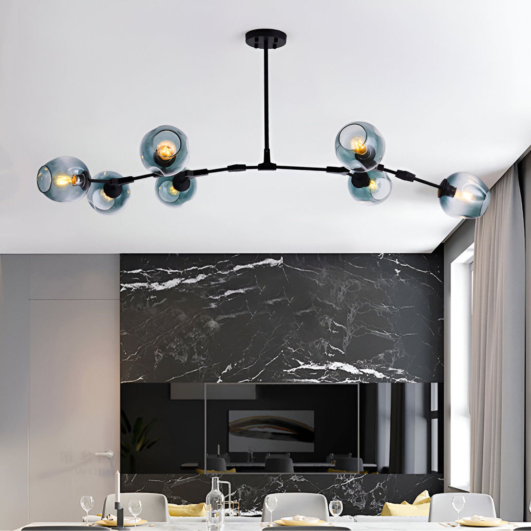 Une image d'un lustre à six lumières avec des globes en verre bleu. Le lustre est suspendu au plafond par une chaîne noire.