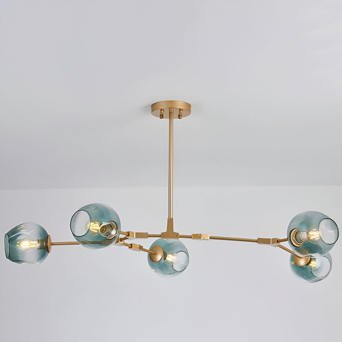 Une image d'un lustre doré à cinq branches avec des globes en verre bleu clair.