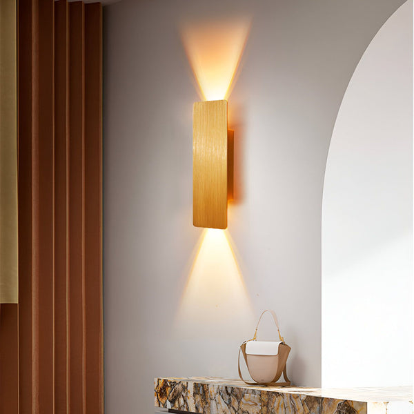 Une applique murale élégante et moderne en forme de rectangle, avec une finition dorée. La lumière est diffusée de manière douce et uniforme, créant une ambiance chaleureuse et accueillante. Parfaite pour une utilisation dans une salle de bain, un couloir ou une chambre à coucher. TY-7033508808,TY-8211956470,TY-964686211X,TY-5755994811,TY-9769370177,TY-6844157703,TY-726779890X,TY-9707577746,