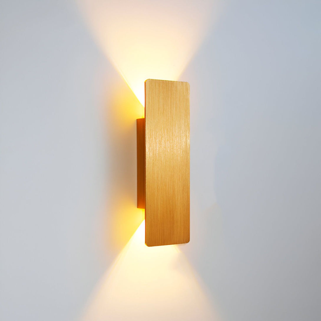 Une applique murale de salle de bain élégante et moderne, avec une finition dorée et un design épuré. L'applique est dotée d'un diffuseur en verre opale qui répartit la lumière de manière uniforme. Elle est idéale pour une utilisation dans les salles de bains, les couloirs ou les autres pièces de la maison. TY-7033508808,TY-8211956470,TY-964686211X,TY-5755994811,TY-9769370177,TY-6844157703,TY-726779890X,TY-9707577746,
