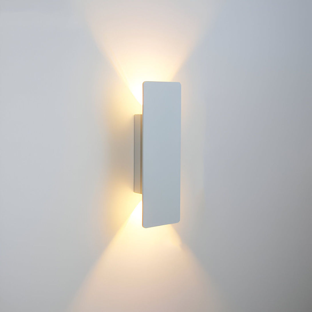 Une applique murale de salle de bain blanche et rectangulaire, avec deux sources de lumière LED. L'applique est en aluminium et mesure 10 cm de large, 20 cm de haut et 5 cm de profondeur. Elle est équipée d'un interrupteur et d'un variateur d'intensité lumineuse. TY-7033508808,TY-8211956470,TY-964686211X,TY-5755994811,TY-9769370177,TY-6844157703,TY-726779890X,TY-9707577746,