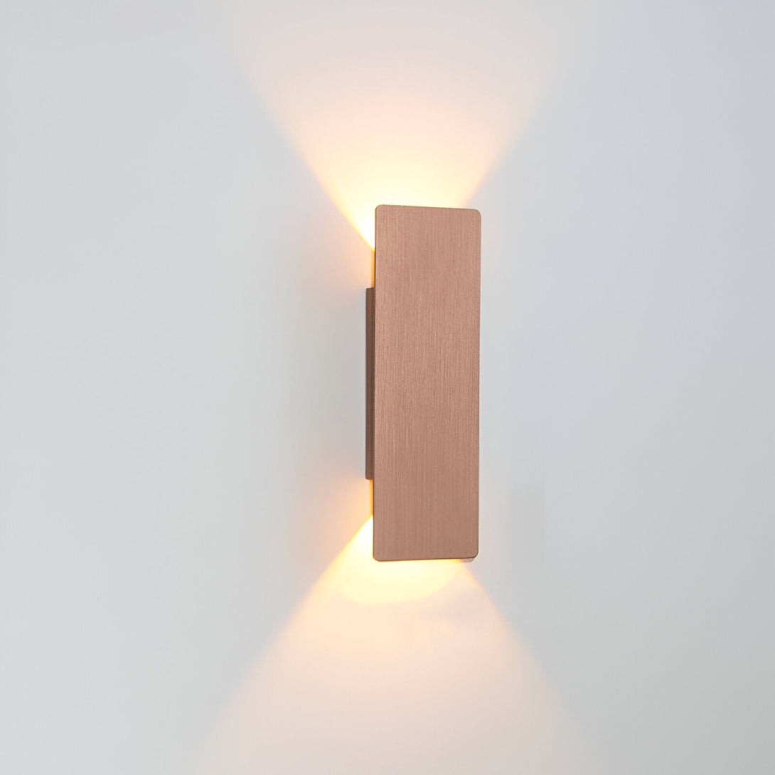 Une applique murale de salle de bain en cuivre brossé. L'applique est rectangulaire et mesure 10 cm de large, 20 cm de haut et 5 cm de profondeur. Elle est équipée d'un culot GU10 et d'une ampoule LED de 5W. L'applique est orientable et peut être utilisée pour éclairer le miroir ou la vasque de la salle de bain. TY-7033508808,TY-8211956470,TY-964686211X,TY-5755994811,TY-9769370177,TY-6844157703,TY-726779890X,TY-9707577746,