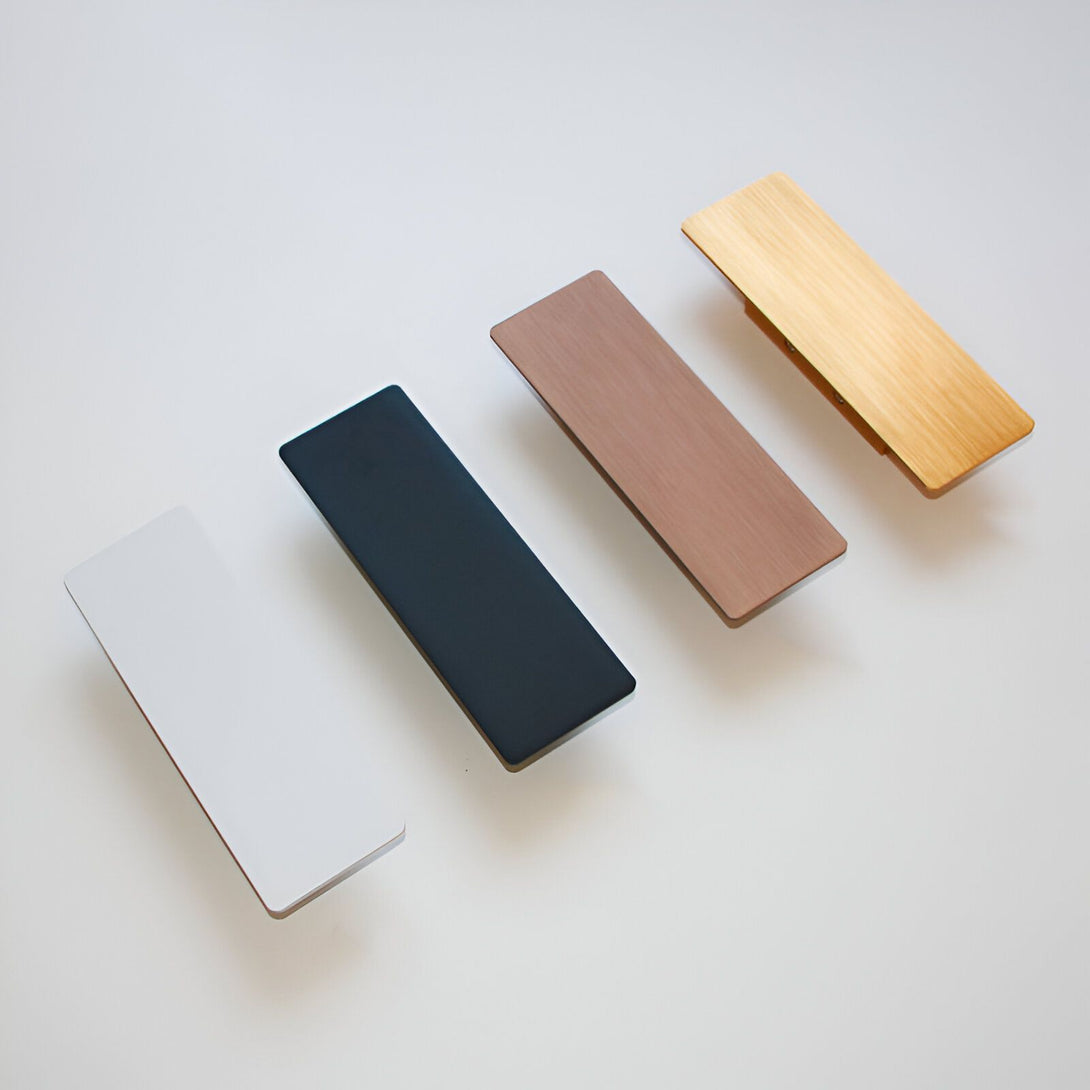 Une image de quatre appliques murales de salle de bain. Les appliques sont de différentes couleurs : blanc, noir, marron et doré. Elles sont toutes rectangulaires et ont une forme épurée. TY-7033508808,TY-8211956470,TY-964686211X,TY-5755994811,TY-9769370177,TY-6844157703,TY-726779890X,TY-9707577746,