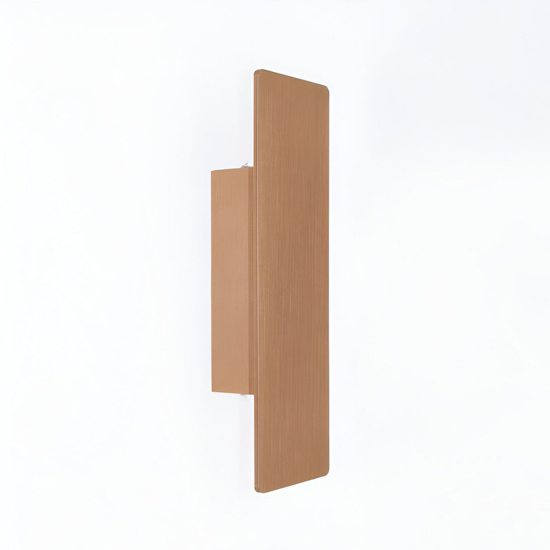 Une applique murale de salle de bain en métal de couleur bronze brossé. L'applique est de forme rectangulaire et mesure 10 cm de large sur 30 cm de haut. Elle est dotée d'un diffuseur en verre opale qui permet de diffuser la lumière de manière douce et uniforme. L'applique est fixée au mur par une platine rectangulaire. TY-7033508808,TY-8211956470,TY-964686211X,TY-5755994811,TY-9769370177,TY-6844157703,TY-726779890X,TY-9707577746,
