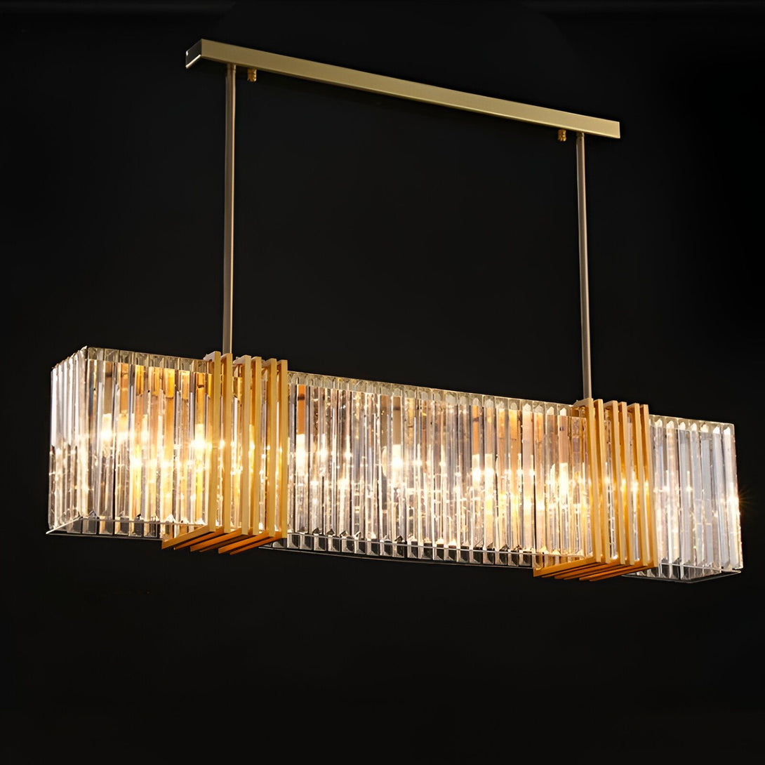 Une image d'un lustre en cristal doré suspendu au plafond. Il est de forme rectangulaire et est composé de plusieurs rangées de cristaux transparents et de baguettes en métal doré. RE-6447629544,RE-1964704464,RE-6866198763,RE-6225987975,RE-0401398579,RE-3333424606,RE-0629353603,RE-8827981071,