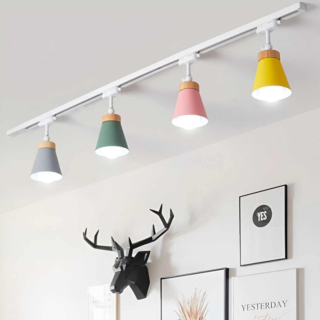 Ce luminaire sur rail est parfait pour ajouter une touche de couleur à votre intérieur. Il est composé de quatre spots orientables, ce qui vous permet de diriger la lumière où vous le souhaitez. Les spots sont disponibles en plusieurs couleurs, ce qui vous permet de les assortir à votre décoration. Ce luminaire est idéal pour les cuisines, les salons et les chambres à coucher.