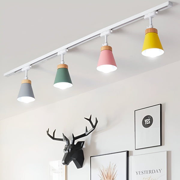 Ce luminaire sur rail est parfait pour ajouter une touche de couleur à votre intérieur. Il est composé de quatre spots orientables, ce qui vous permet de diriger la lumière où vous le souhaitez. Les spots sont disponibles en plusieurs couleurs, ce qui vous permet de les assortir à votre décoration. Ce luminaire est idéal pour les cuisines, les salons et les chambres à coucher.
