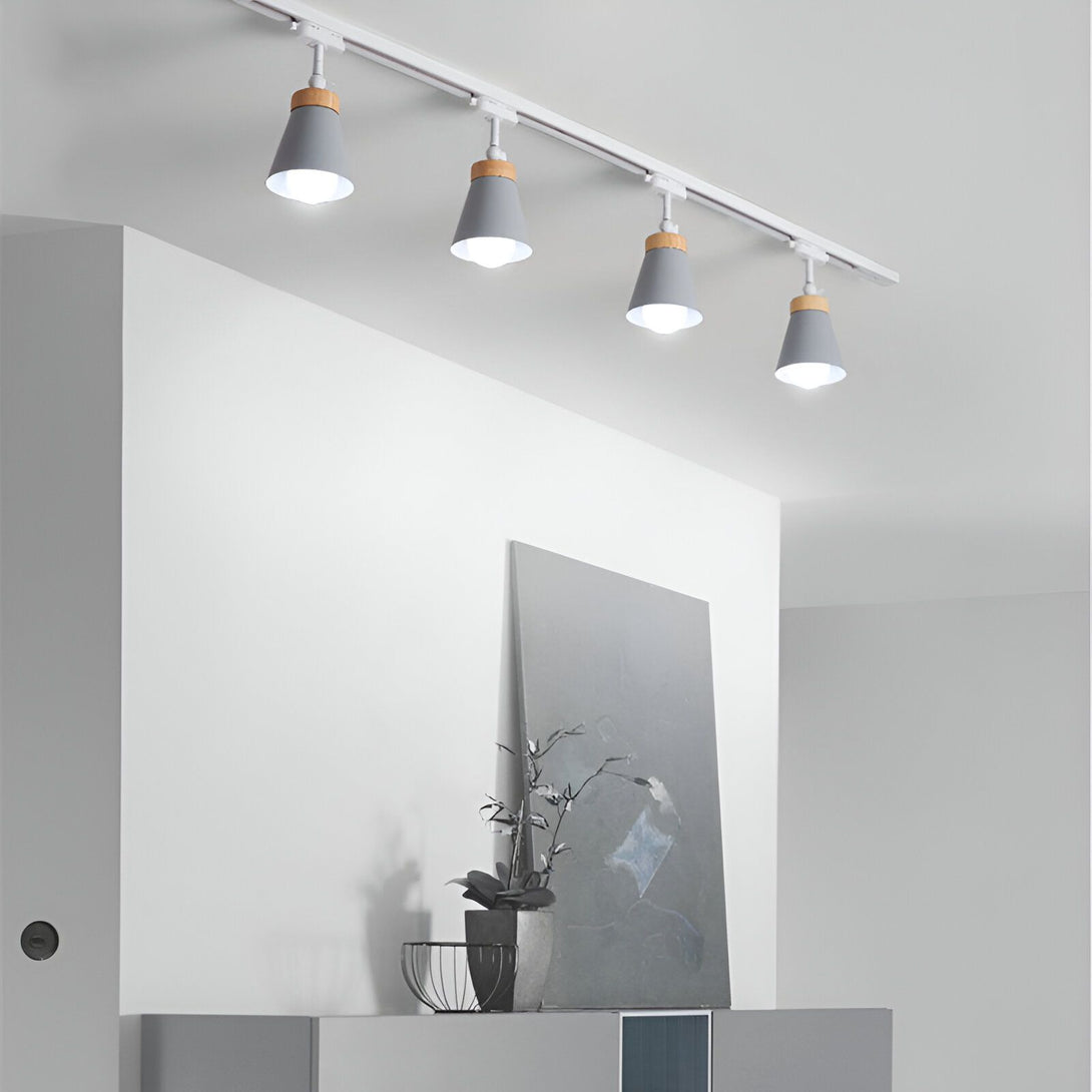 Le luminaire Spot est un système d'éclairage sur rail qui permet d'orienter les spots dans la direction souhaitée. Il est parfait pour mettre en valeur des objets ou des zones spécifiques d'une pièce. Ce luminaire est disponible en plusieurs couleurs et finitions, ce qui vous permet de l'adapter à votre décoration intérieure.