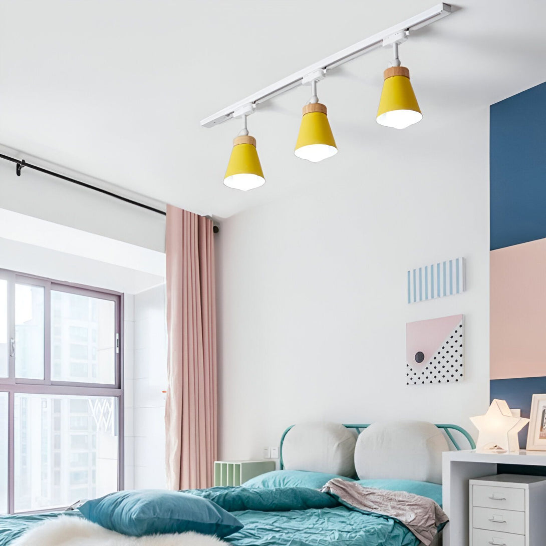 Ce plafonnier moderne est parfait pour ajouter une touche de style et de sophistication à votre intérieur. Il est fabriqué en métal de haute qualité et présente une finition jaune vif. Les trois spots orientables vous permettent de diriger la lumière là où vous le souhaitez. Ce luminaire est idéal pour une utilisation dans les cuisines, les salles à manger, les chambres à coucher et les salons.