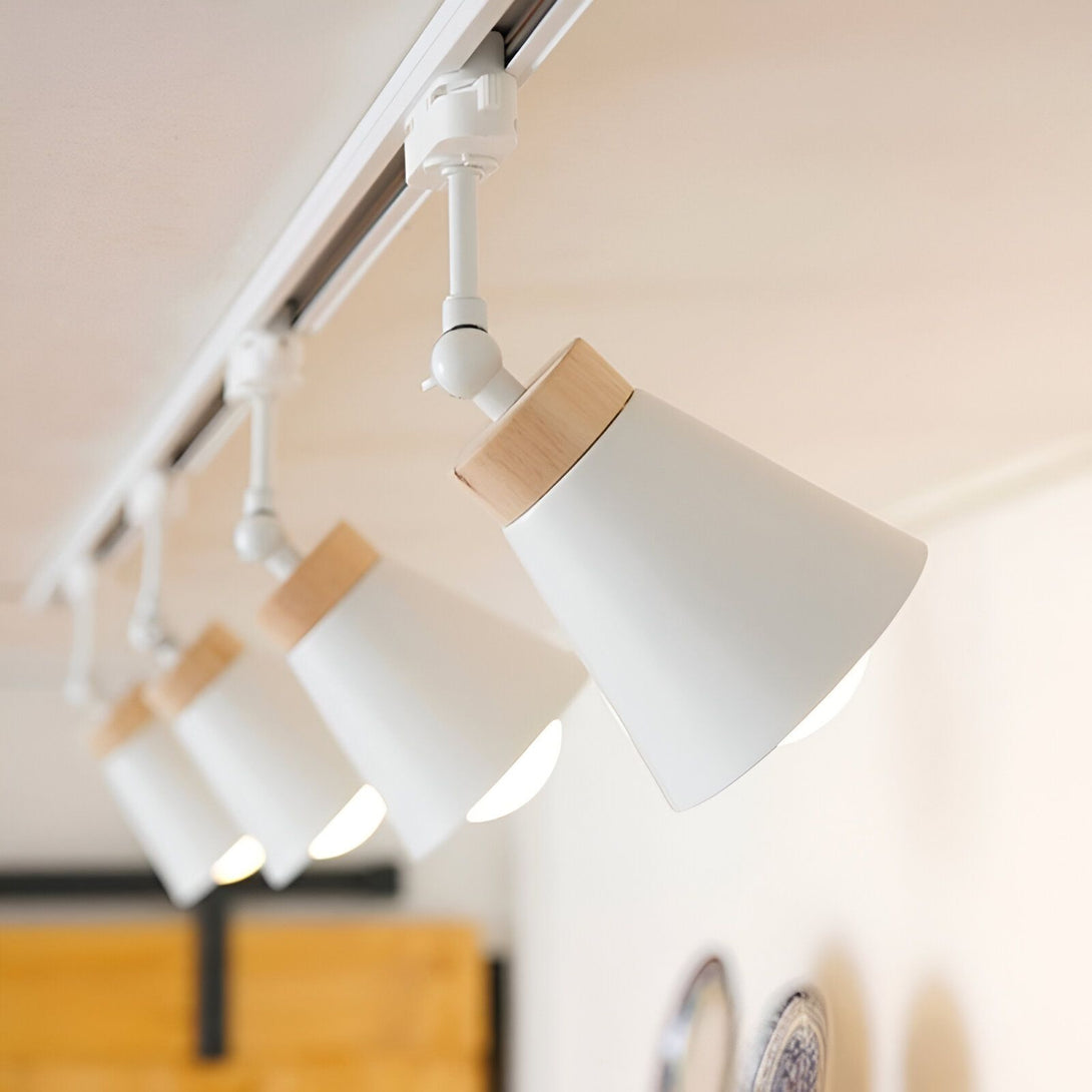 Ce produit est un luminaire spot. Il est de couleur blanche et possède une forme conique. Il est fabriqué en métal et en bois. Il est équipé d'une douille GU10 et d'un câble de 1,5 mètre. Il est parfait pour éclairer une pièce ou un meuble.