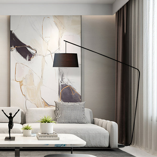 Le salon est meublé d'un canapé, d'une table basse, d'un lampadaire et d'un tapis. Le lampadaire est en métal noir et a un abat-jour noir. Il est placé à côté du canapé. La table basse est en verre et se trouve au centre du salon. Le tapis est beige et se trouve sous la table basse. Le canapé est blanc et a des coussins blancs et noirs. Il est placé contre le mur. DE-0903639068,DE-7087444387,
