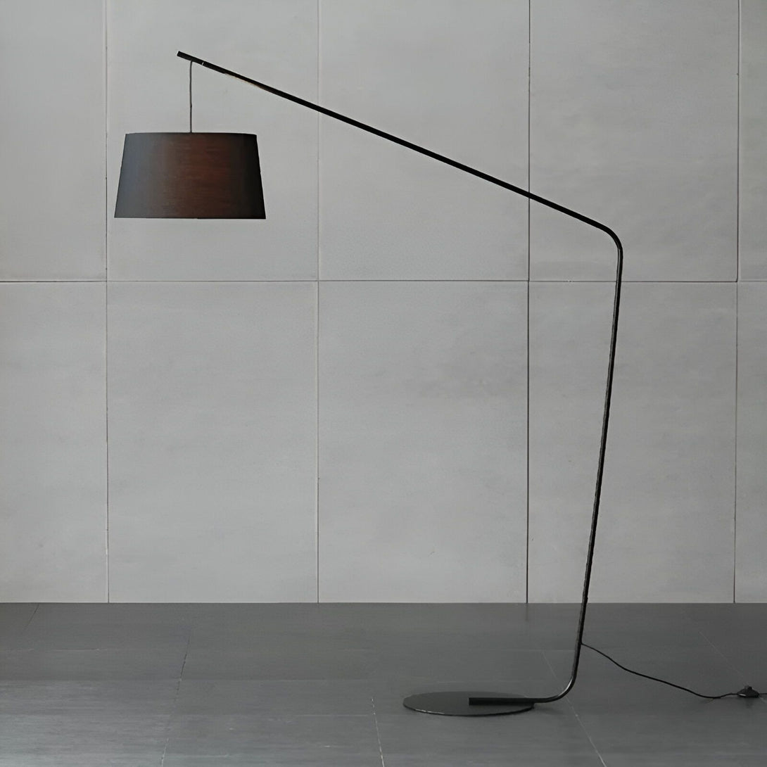 Un lampadaire noir avec un abat-jour marron est posé dans un coin d'une pièce. Le lampadaire est de style moderne et épuré. Il est parfait pour éclairer un salon ou une chambre à coucher. DE-0903639068,DE-7087444387,