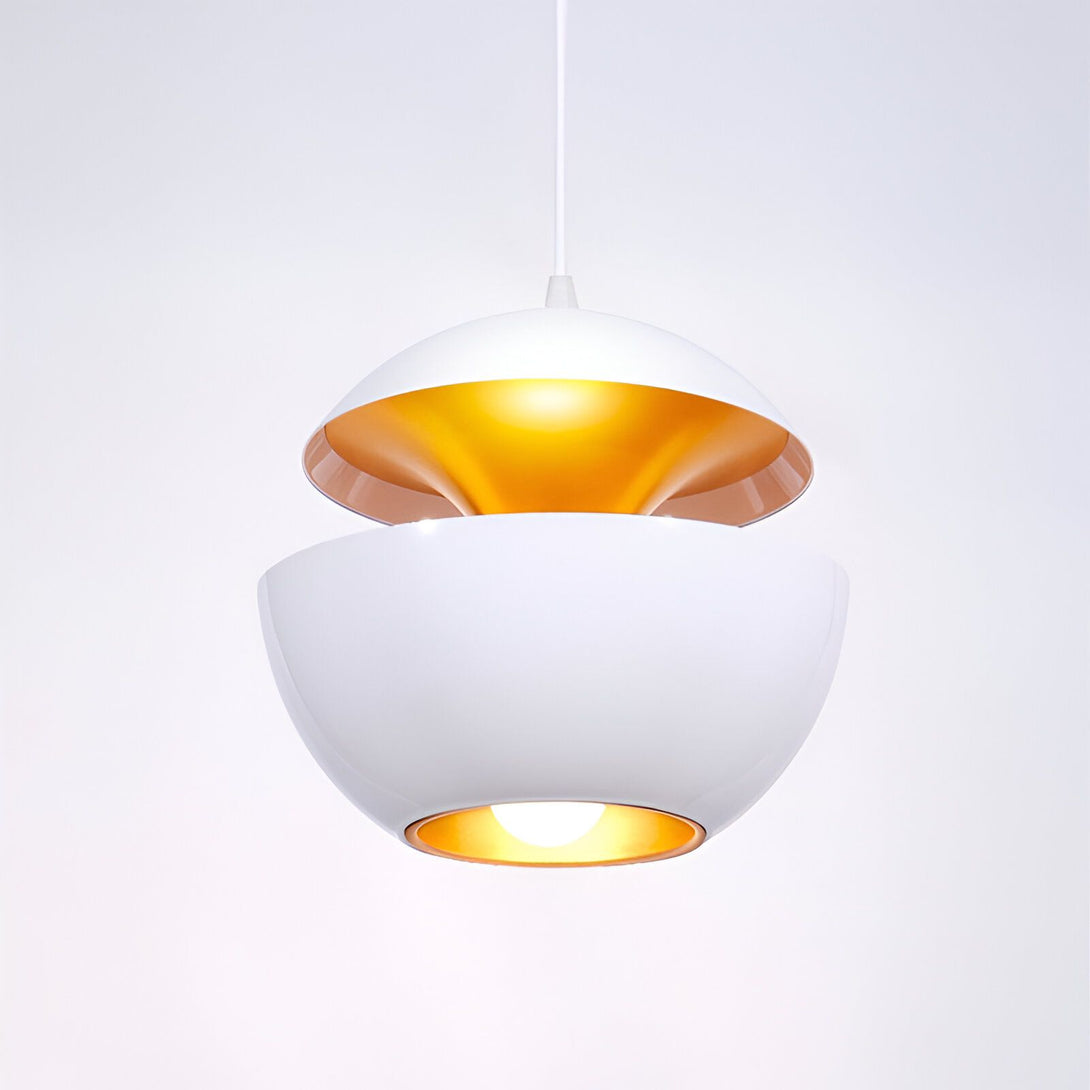 Une lampe blanche en forme de sphère émettant une lumière dorée. WI-6650996920,WI-5835788258,