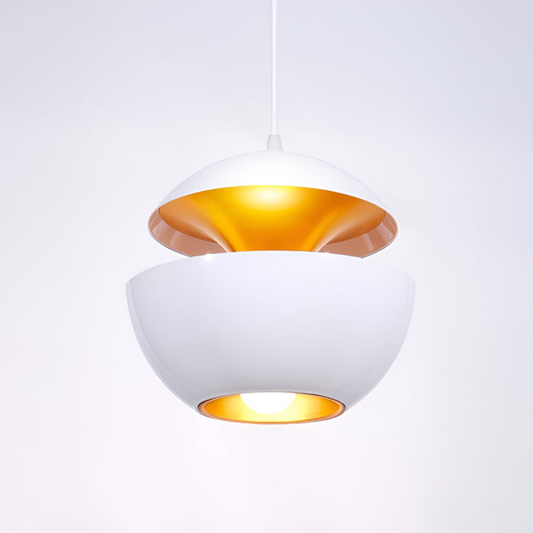 Une lampe blanche en forme de sphère émettant une lumière dorée. WI-6650996920,WI-5835788258,