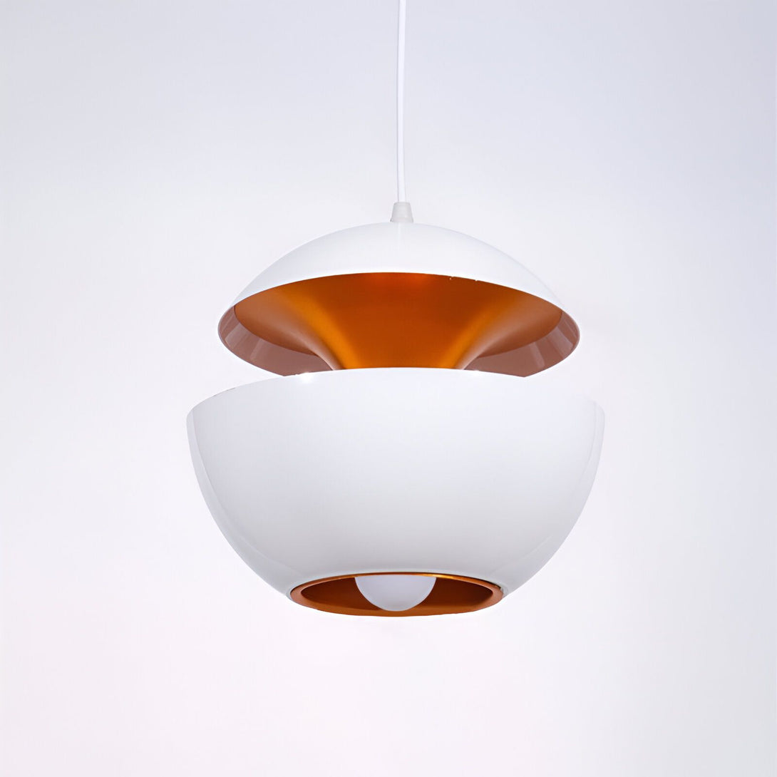 Une lampe blanche en forme de demi-sphère avec un intérieur doré. La lampe est suspendue par un fil blanc. WI-6650996920,WI-5835788258,