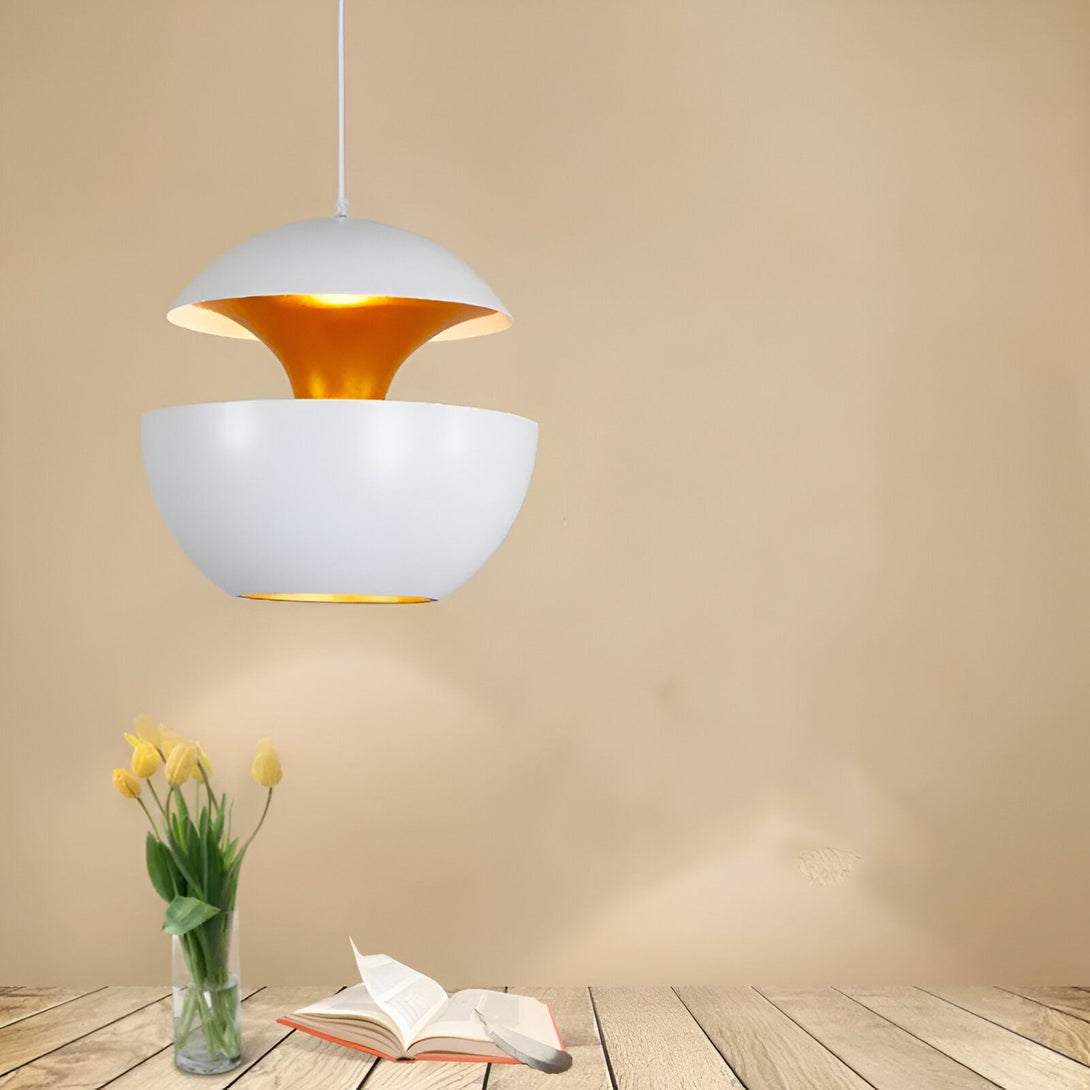 Une lampe blanche en forme de dôme est suspendue au plafond. La lampe est éclairée et émet une lumière dorée. Il y a un vase avec des fleurs jaunes sur la table en dessous. En arrière-plan, il y a un mur beige. Le nom du produit est Luminaire Suspension Blanche. WI-6650996920,WI-5835788258,