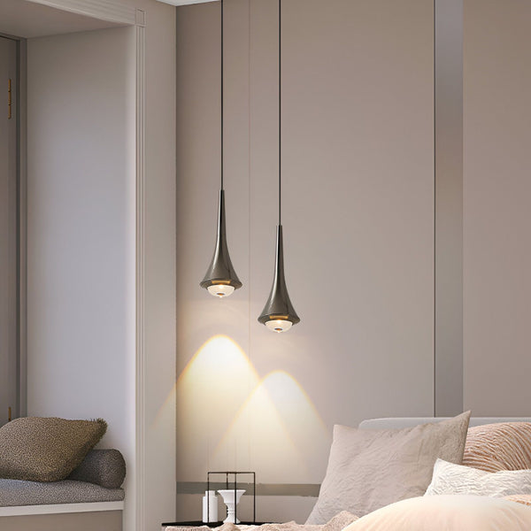 Une paire de suspensions design moderne en forme de goutte d'eau. Les suspensions sont en métal et de couleur argentée. Elles sont idéales pour éclairer un salon, une salle à manger ou une chambre à coucher. ZE-3378614501,ZE-8223343207,ZE-1459820703,ZE-2041588497,ZE-9070383764,ZE-1862051305,ZE-7474825015,ZE-4850905854,ZE-4789014282,ZE-9981981559,ZE-7734535305,ZE-6995901665,ZE-1304181170,ZE-6137778460,ZE-1876073462,ZE-9138558955,ZE-8855631640,ZE-051166611X,