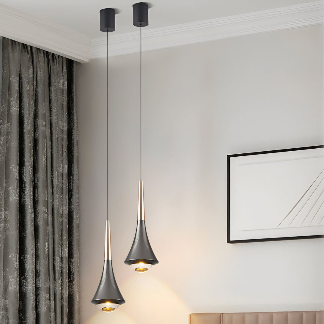 Une paire de suspensions design moderne de couleur noire avec des détails dorés. Les suspensions sont en forme de goutte d'eau et sont suspendues à des câbles noirs. ZE-3378614501,ZE-8223343207,ZE-1459820703,ZE-2041588497,ZE-9070383764,ZE-1862051305,ZE-7474825015,ZE-4850905854,ZE-4789014282,ZE-9981981559,ZE-7734535305,ZE-6995901665,ZE-1304181170,ZE-6137778460,ZE-1876073462,ZE-9138558955,ZE-8855631640,ZE-051166611X,