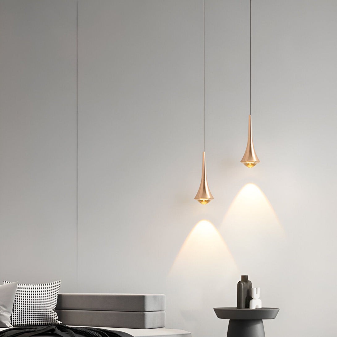 Une image d'un luminaire suspension design moderne. Le luminaire est de couleur cuivre et en forme de goutte d'eau. Il est suspendu par un fil noir. Il y a deux luminaires sur l'image. ZE-3378614501,ZE-8223343207,ZE-1459820703,ZE-2041588497,ZE-9070383764,ZE-1862051305,ZE-7474825015,ZE-4850905854,ZE-4789014282,ZE-9981981559,ZE-7734535305,ZE-6995901665,ZE-1304181170,ZE-6137778460,ZE-1876073462,ZE-9138558955,ZE-8855631640,ZE-051166611X,