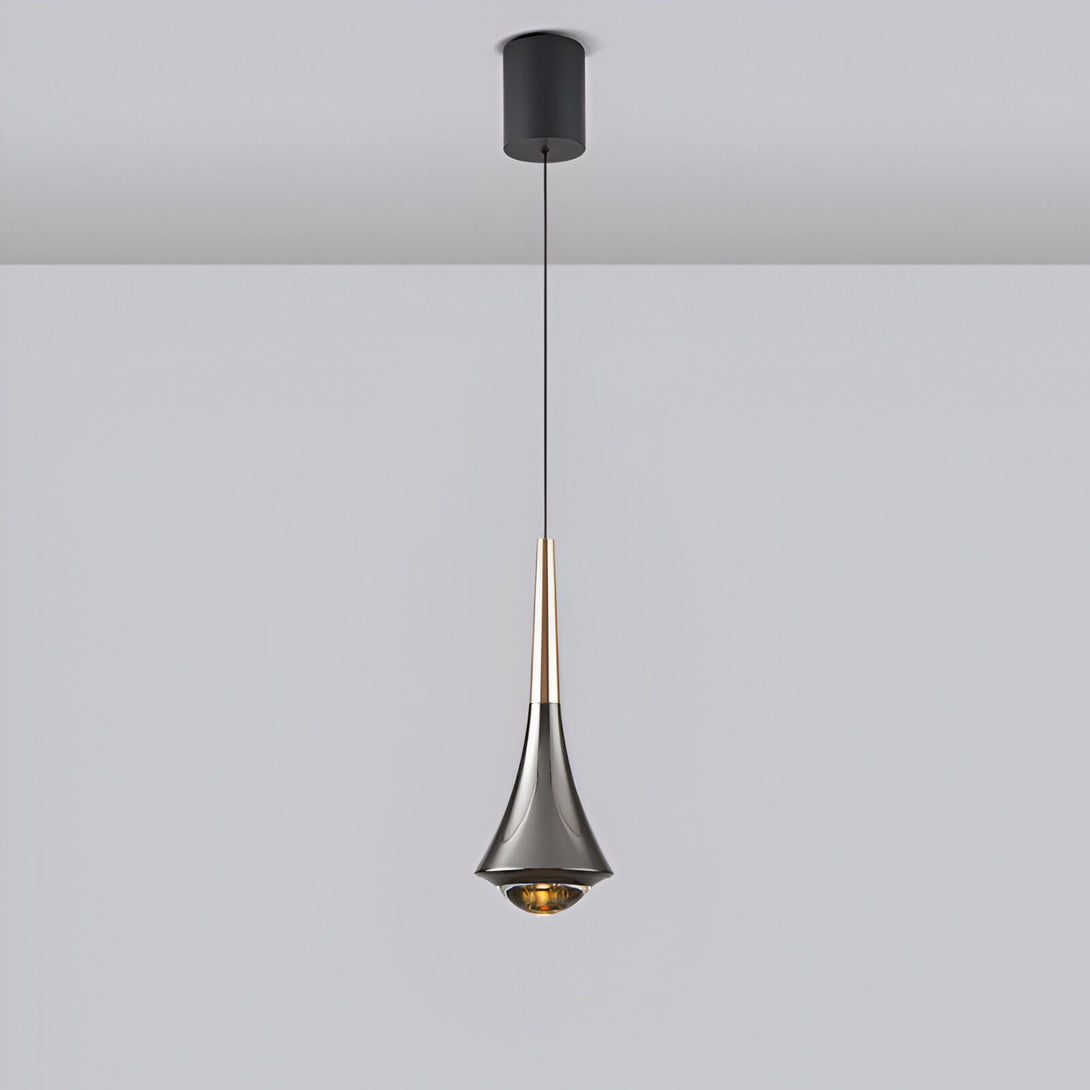 Une élégante suspension luminaire au design moderne en forme de goutte d'eau. La suspension est en métal noir et cuivre avec un diffuseur en verre soufflé gris fumé. Elle est idéale pour éclairer un salon, une salle à manger ou une cuisine. ZE-3378614501,ZE-8223343207,ZE-1459820703,ZE-2041588497,ZE-9070383764,ZE-1862051305,ZE-7474825015,ZE-4850905854,ZE-4789014282,ZE-9981981559,ZE-7734535305,ZE-6995901665,ZE-1304181170,ZE-6137778460,ZE-1876073462,ZE-9138558955,ZE-8855631640,ZE-051166611X,