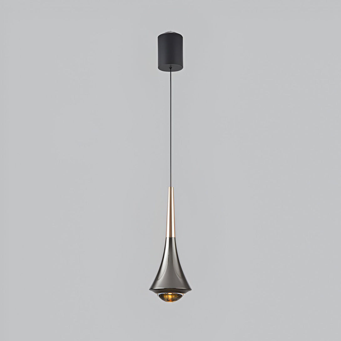 Une élégante suspension luminaire au design moderne en forme de goutte d'eau. La suspension est en métal noir et l'abat-jour est en verre fumé. La lumière est diffusée de manière douce et agréable. La suspension est idéale pour éclairer un salon, une salle à manger ou une cuisine.
