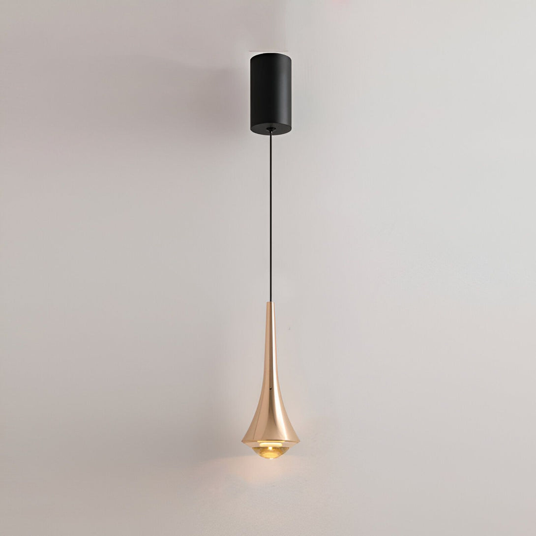 Une lampe suspension design moderne en forme de goutte d'eau. La lampe est de couleur laiton et mesure 15 cm de haut. Elle est suspendue par un fil noir de 1,5 m de long. La lampe est équipée d'une ampoule LED de 10W. ZE-3378614501,ZE-8223343207,ZE-1459820703,ZE-2041588497,ZE-9070383764,ZE-1862051305,ZE-7474825015,ZE-4850905854,ZE-4789014282,ZE-9981981559,ZE-7734535305,ZE-6995901665,ZE-1304181170,ZE-6137778460,ZE-1876073462,ZE-9138558955,ZE-8855631640,ZE-051166611X,