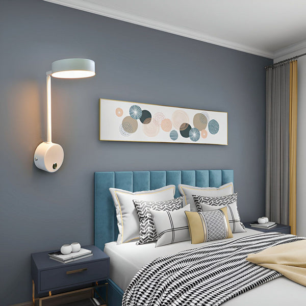 Une chambre à coucher avec un lit, une table de chevet, une lampe de chevet et un tableau. La lampe de chevet est de couleur blanche et de forme ronde. Elle est fixée au mur au-dessus de la table de chevet. TE-9932666998,TE-0497144689,TE-7038265067,TE-3234223823,TE-3324282896,TE-3076707841,
