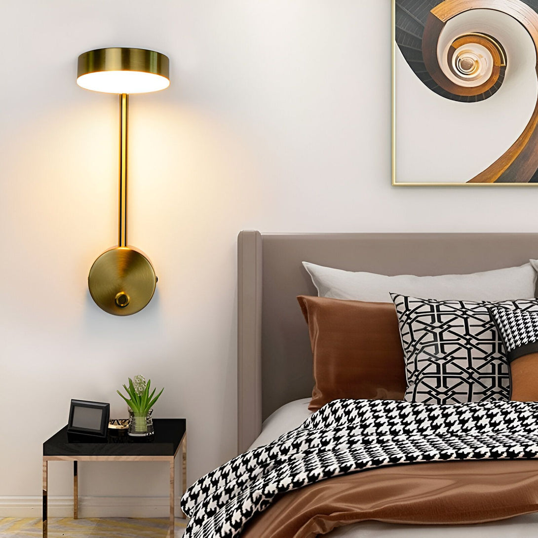 Une applique murale élégante et moderne avec une finition dorée. L'applique est dotée d'un abat-jour rond en verre opale qui diffuse une lumière douce et agréable. L'applique est parfaite pour une chambre à coucher, un salon ou un couloir. TE-9932666998,TE-0497144689,TE-7038265067,TE-3234223823,TE-3324282896,TE-3076707841,