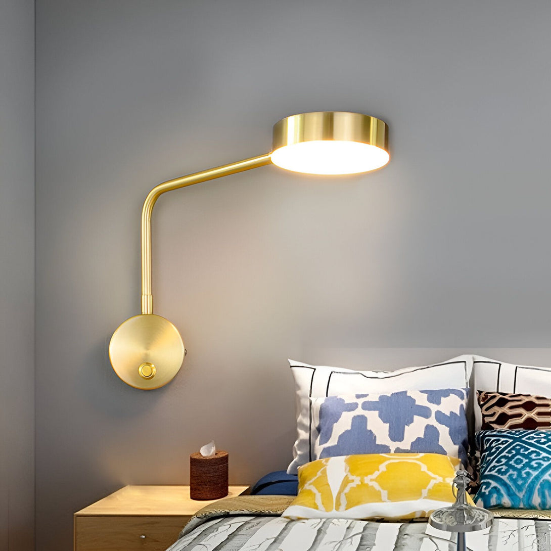 Une applique murale élégante et moderne en laiton avec un abat-jour rond en métal. L'applique est fixée au mur et diffuse une lumière douce et agréable. Elle est idéale pour une chambre à coucher, un salon ou un bureau. TE-9932666998,TE-0497144689,TE-7038265067,TE-3234223823,TE-3324282896,TE-3076707841,