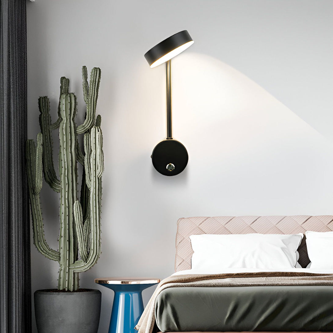 Une image d'un lampadaire noir et doré de style moderne. Il est fixé au mur et diffuse une lumière blanche et chaude. À côté se trouve un lit avec des draps blancs et une plante verte. TE-9932666998,TE-0497144689,TE-7038265067,TE-3234223823,TE-3324282896,TE-3076707841,