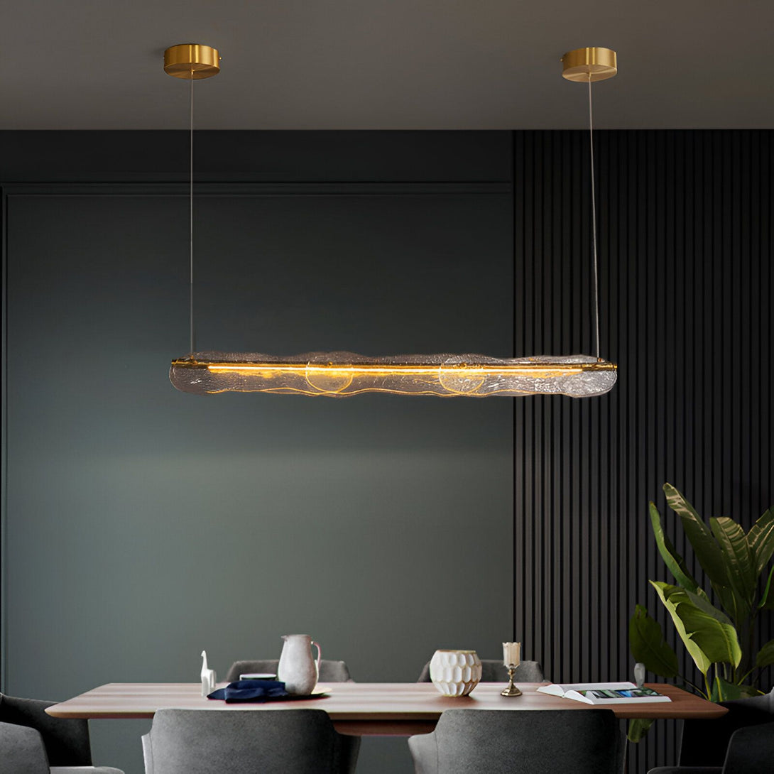 Une élégante suspension en verre design. La lumière est diffusée à travers le verre, créant une ambiance chaleureuse et tamisée. La suspension est disponible en plusieurs coloris et s'intégrera parfaitement dans votre intérieur. VE-152859987X,VE-1786463202,VE-6110644315,