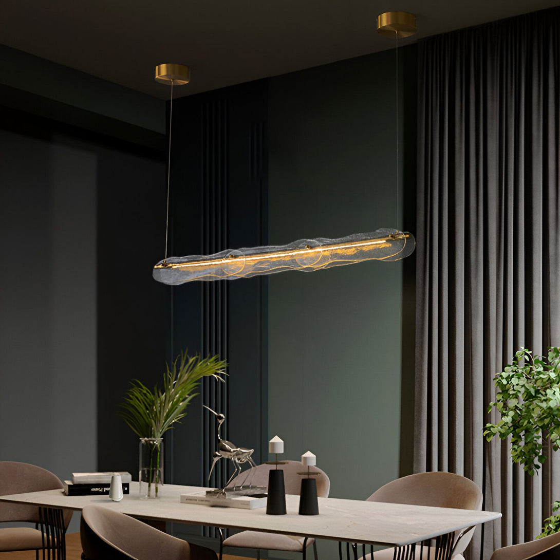 Une élégante suspension en verre design de la collection Luminaire Verre Design. Cette suspension est fabriquée à partir de verre soufflé de haute qualité et présente une forme unique et élégante. Elle est idéale pour les espaces modernes et contemporains. VE-152859987X,VE-1786463202,VE-6110644315,