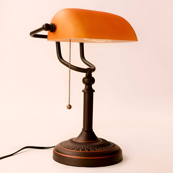 Voici une lampe de bureau vintage avec abat-jour en verre orange. La lampe est en métal et possède une base lestée pour plus de stabilité. Elle est idéale pour éclairer un bureau ou une table de chevet. VI-6000882076,VI-6355337148,VI-411590576X,VI-8627305870,