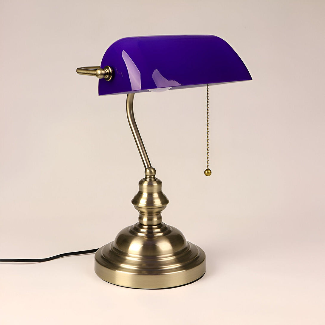 Une lampe de bureau vintage avec un abat-jour en verre bleu et une base en métal. La lampe est munie d'un cordon d'alimentation et d'un interrupteur à tirette. VI-6000882076,VI-6355337148,VI-411590576X,VI-8627305870,