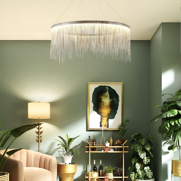 Lustre en acier brossé et aluminium. Ce lustre est parfait pour ajouter une touche de modernité à votre intérieur. Il est composé d'un cercle en acier brossé et d'un abat-jour en aluminium. L'abat-jour est suspendu par des chaînes en acier inoxydable. Ce lustre est disponible en plusieurs tailles et finitions. VA-9669156378,VA-3706166739,VA-0973338423,