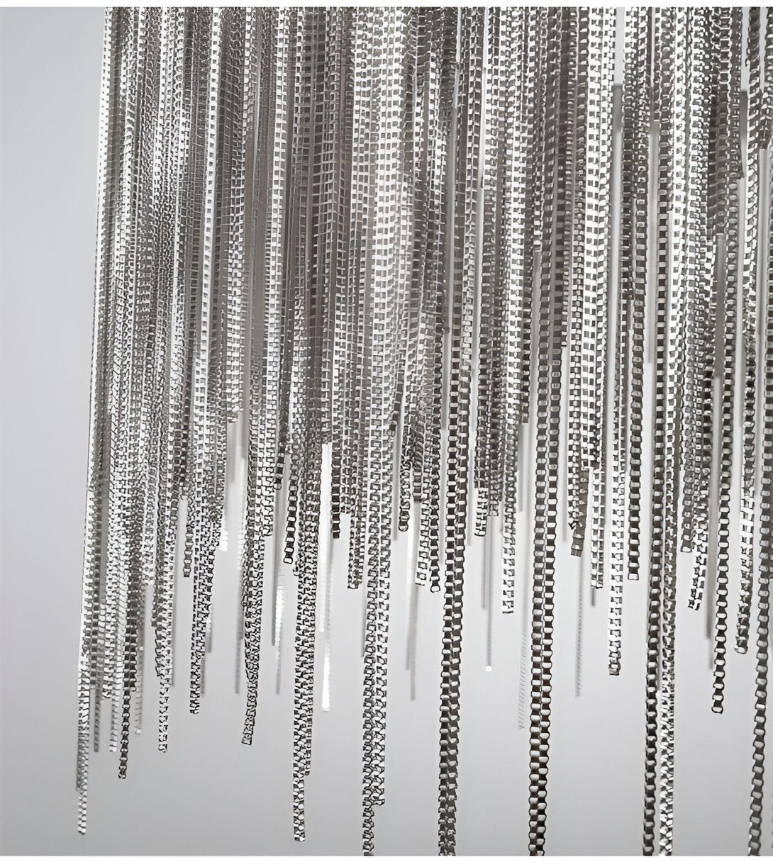 Le lustre en acier brossé et aluminium est composé de plusieurs chaînes en métal argenté qui pendent et créent un effet de cascade. Il est parfait pour ajouter une touche de glamour et de modernité à votre intérieur. VA-9669156378,VA-3706166739,VA-0973338423,