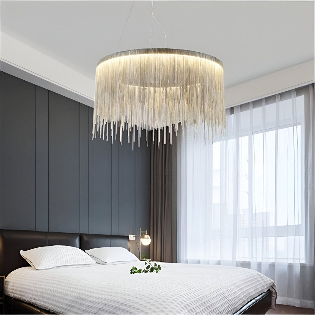 Lustre en acier brossé et aluminium. Ce lustre est parfait pour une utilisation dans les salons, salles à manger et chambres à coucher. Il est également idéal pour les espaces commerciaux tels que les hôtels, restaurants et bars. VA-9669156378,VA-3706166739,VA-0973338423,
