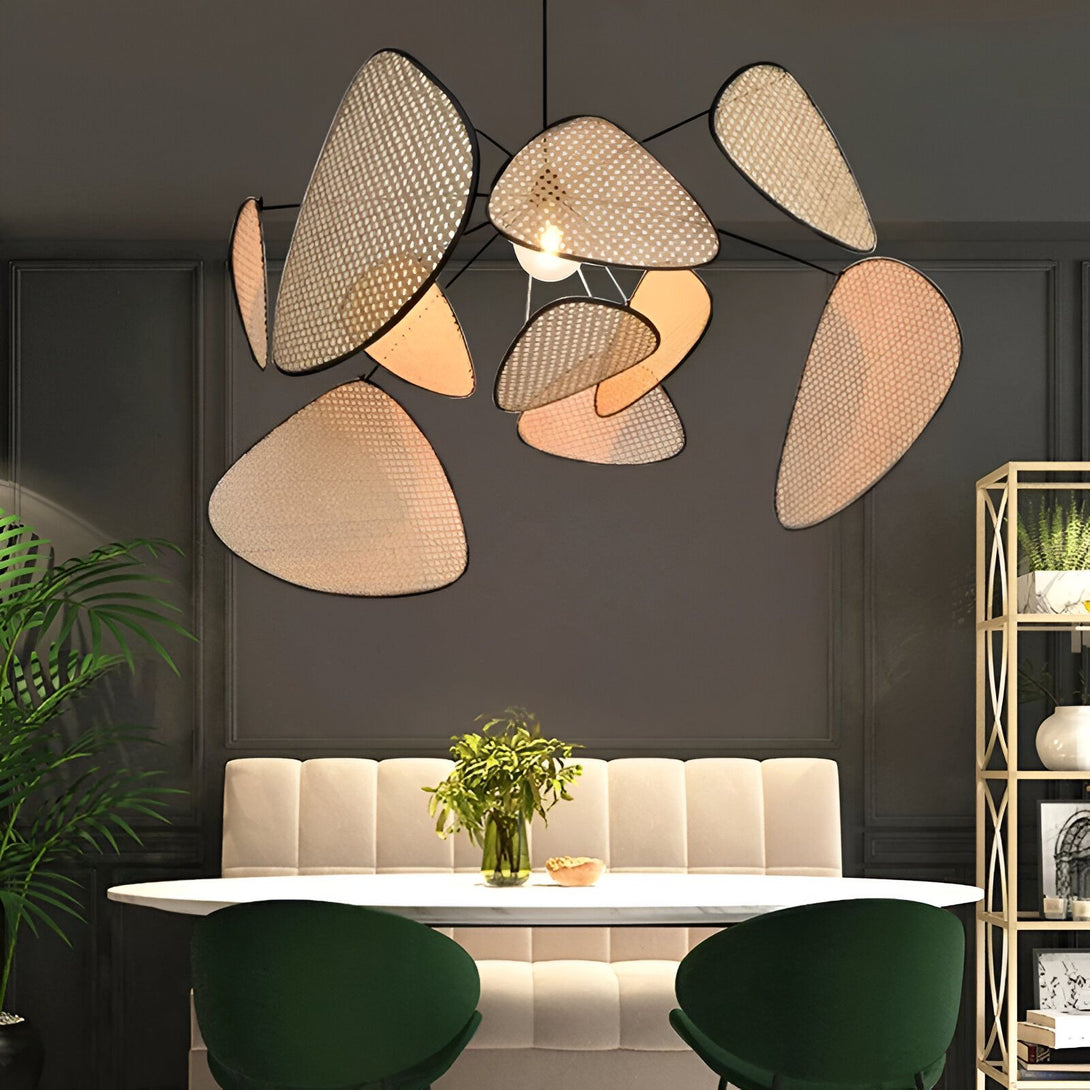 Une image d'un lustre en osier tressé. Le lustre est composé de plusieurs éléments en forme de pétales, qui sont suspendus à un cadre en métal noir. Le lustre est allumé et diffuse une lumière douce et tamisée. AY-9312322028,AY-1609755308,