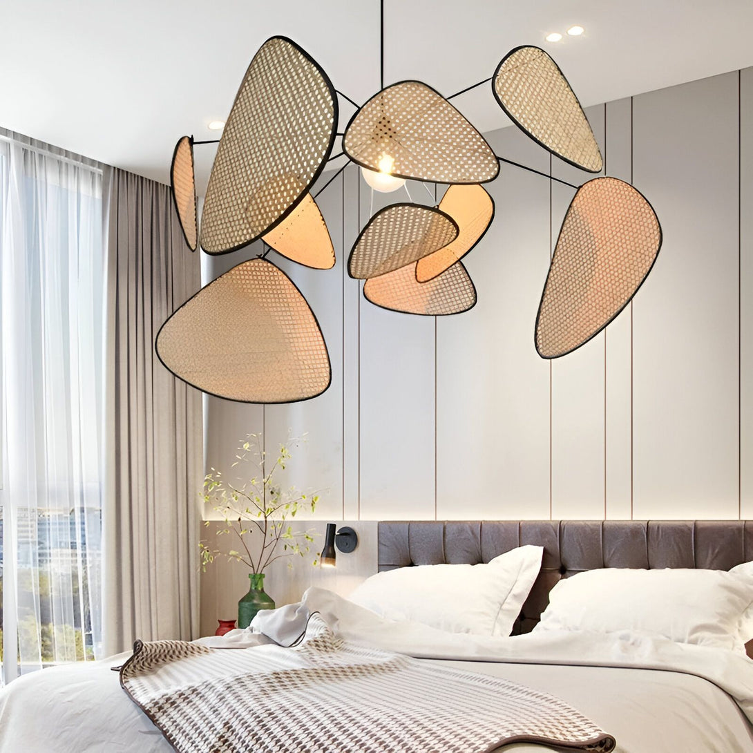 Une lampe en osier suspendue au plafond. La lampe est composée de plusieurs éléments en forme de pétales, qui sont disposés de manière à créer une forme de fleur. La lampe est suspendue par un fil noir. AY-9312322028,AY-1609755308,