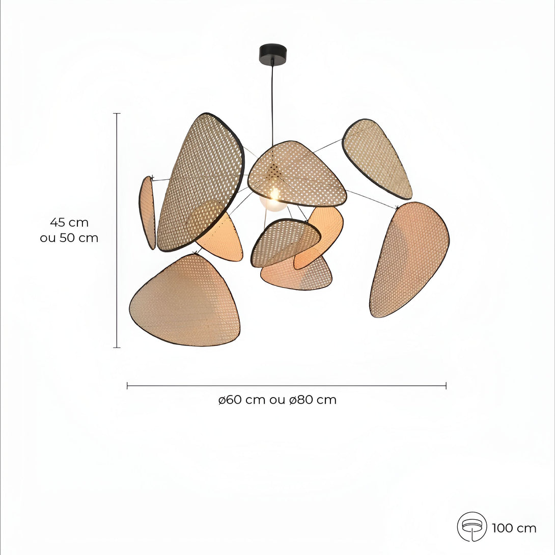 Une suspension en rotin avec 10 abat-jour en forme de pétales de différentes tailles. La suspension est disponible en deux tailles : 60 cm ou 80 cm de diamètre. La hauteur est de 100 cm. AY-9312322028,AY-1609755308,
