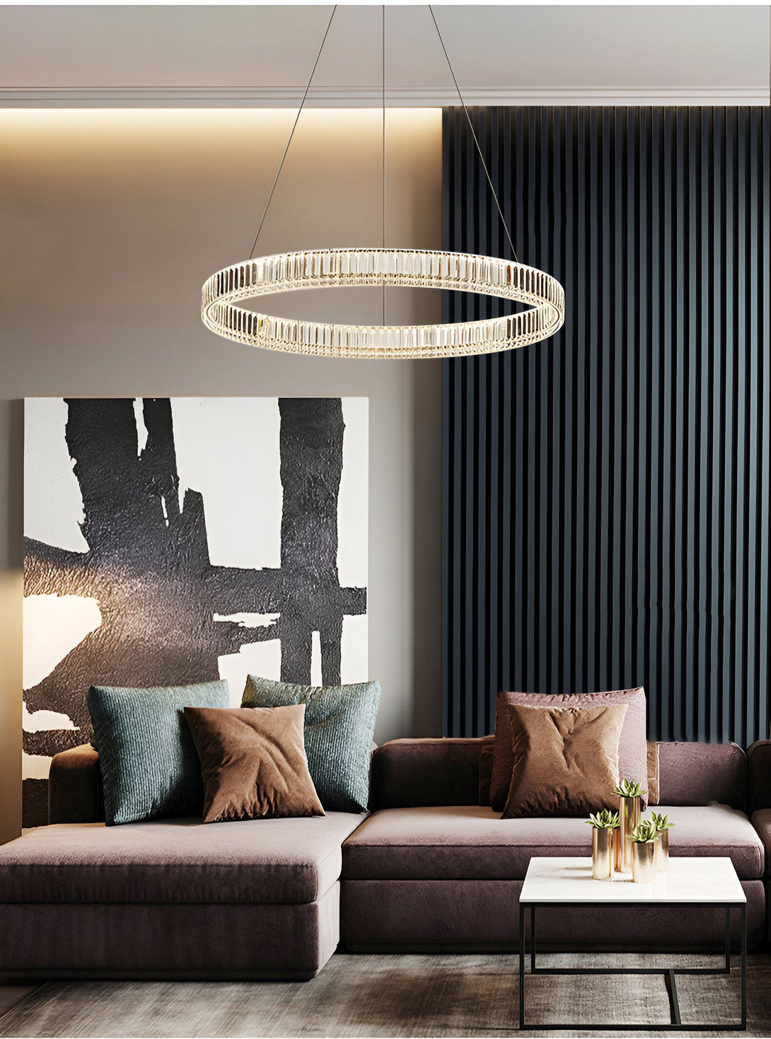Une image d'un salon avec un canapé marron, une table basse, un tapis, une œuvre d'art abstraite sur le mur et un lustre rond en cristal suspendu au plafond. AN-0509298699,AN-2472112572,AN-9517541910,AN-0342778935,