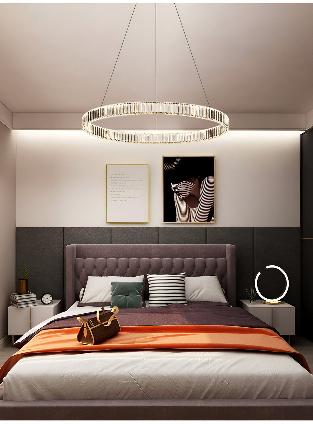 Une chambre à coucher avec un lit, une table de chevet, une lampe, un tapis, un sac à main, des livres, des photos et des rideaux. AN-0509298699,AN-2472112572,AN-9517541910,AN-0342778935,