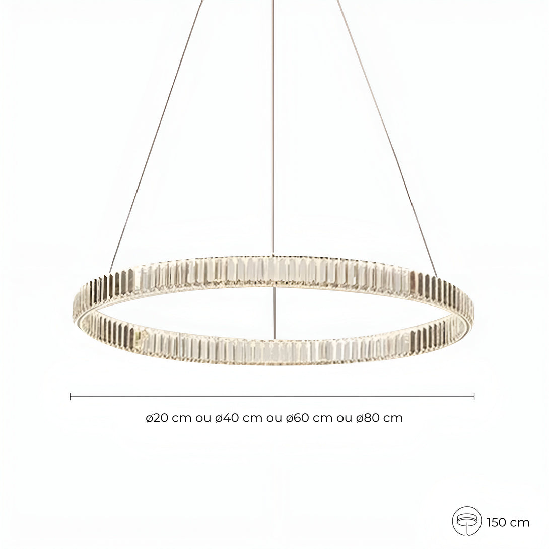 Une image d'un lustre rond en cristal avec une lumière blanche. Le lustre est suspendu par trois fils métalliques fins. AN-0509298699,AN-2472112572,AN-9517541910,AN-0342778935,
