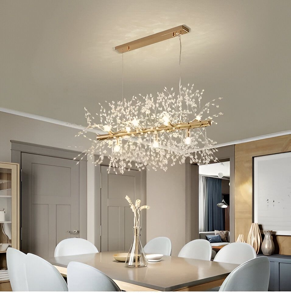 Une image d'un lustre doré avec des pampilles en cristal. Le lustre est suspendu au plafond et il y a une table en dessous avec des chaises autour. KH-4176785551,KH-0922345929,