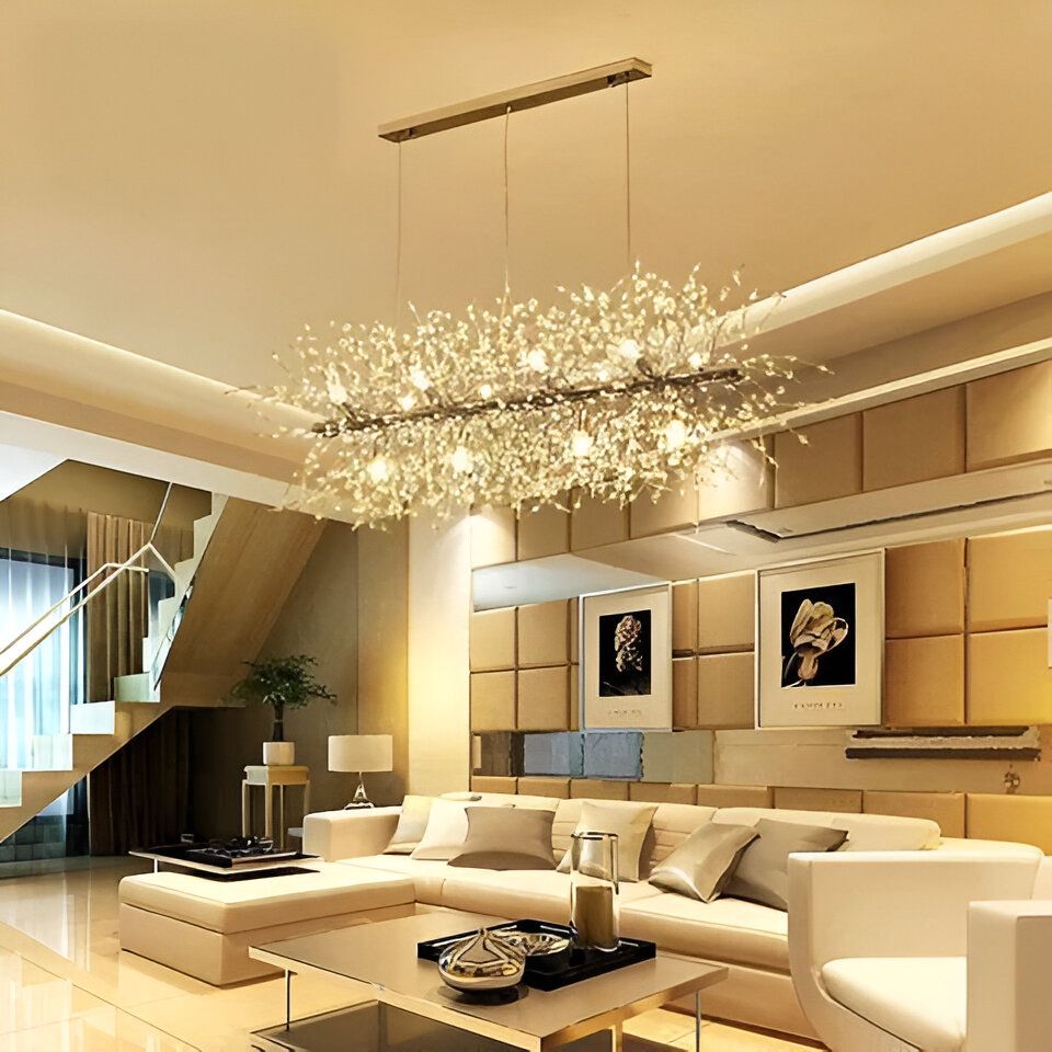 Une image d'un salon avec un lustre en cristal. Le lustre est de forme rectangulaire et est suspendu au plafond. Il est composé de plusieurs branches de cristal qui s'étendent vers le bas. Le salon est meublé d'un canapé, d'une table basse et d'un tapis. KH-4176785551,KH-0922345929,