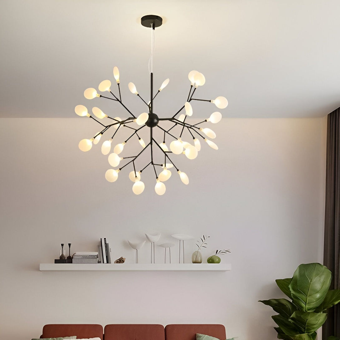 Une image d'un lustre moderne en forme de branches d'arbre avec des feuilles en verre blanc. Le lustre est suspendu au plafond et éclairé par des ampoules LED. LU-4202044746,LU-2115327187,LU-2510384147,LU-607350294X,