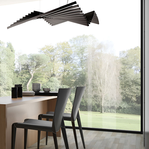 Une image d'une salle à manger avec une grande baie vitrée donnant sur un jardin arboré. Il y a une table en bois avec deux chaises en cuir noir et une suspension design au plafond. NI-638404028X,NI-3392886920,NI-3594454118,NI-2267460866,