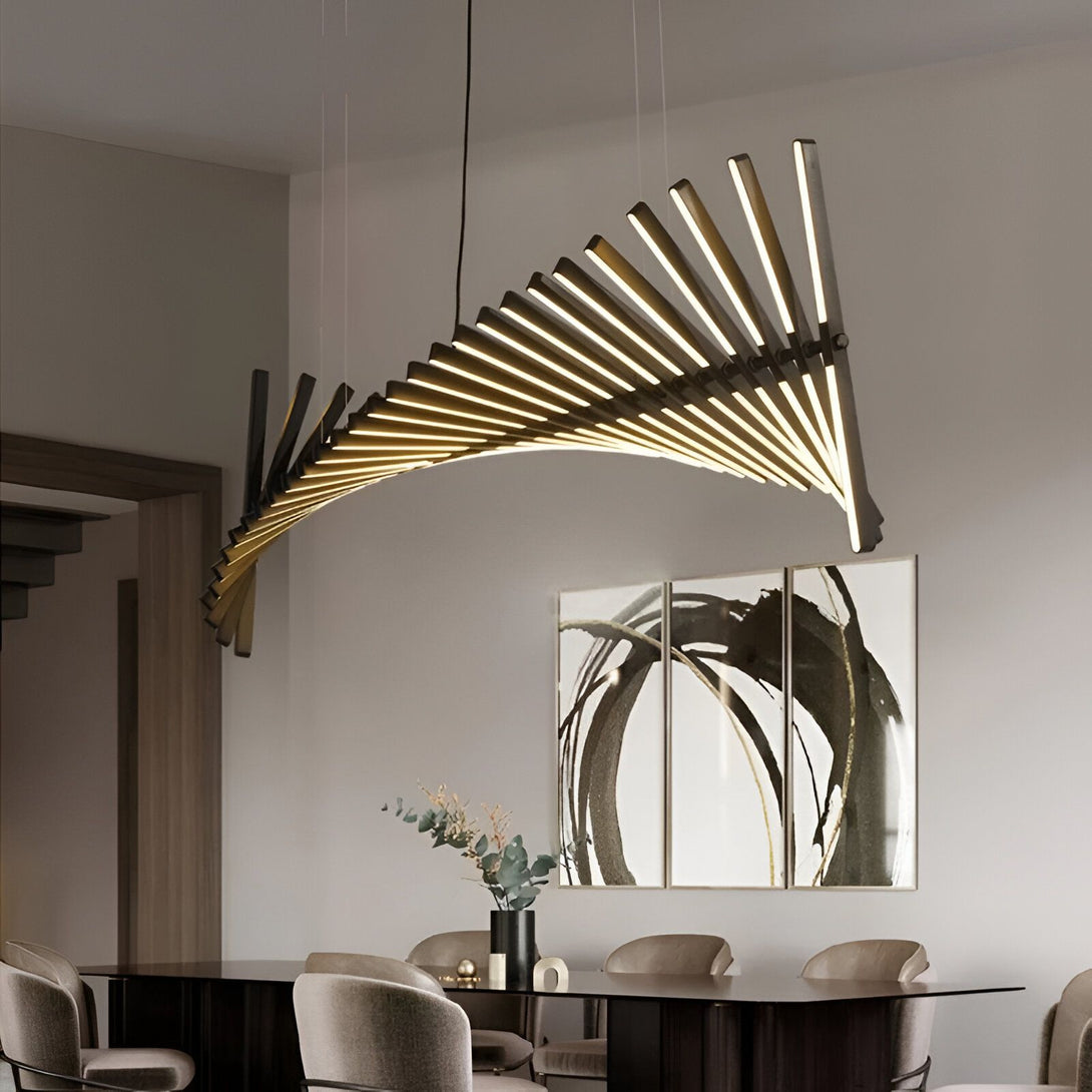 Une image d'un lustre design en métal noir et doré. Il est composé de plusieurs tubes métalliques qui s'entrecroisent et qui sont éclairés par des LED. Le lustre est suspendu au plafond par deux câbles métalliques. NI-638404028X,NI-3392886920,NI-3594454118,NI-2267460866,