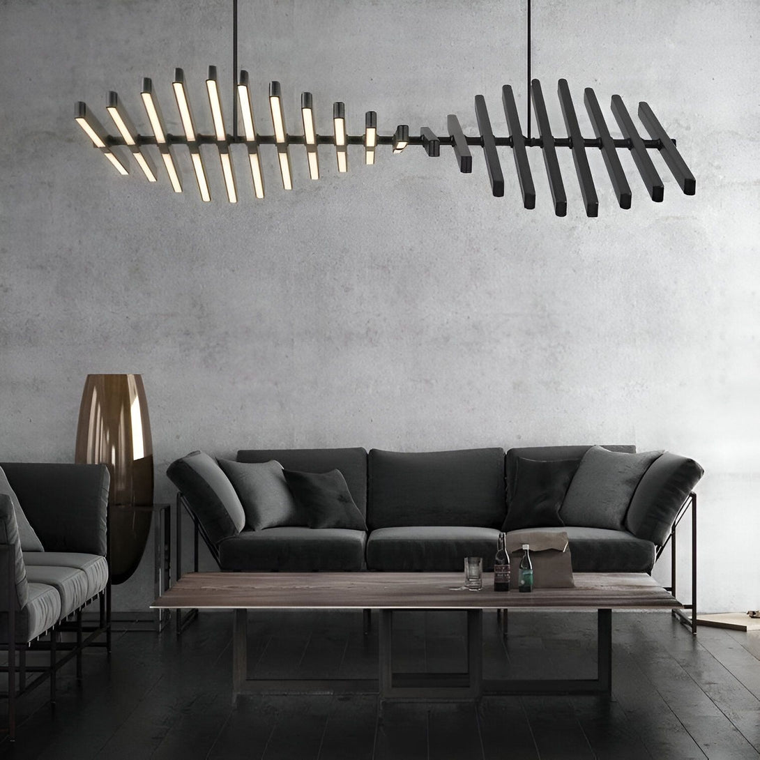 Une image d'un salon avec un canapé, une table basse, un tapis et une lampe suspendue. Le salon est décoré dans un style moderne avec des couleurs neutres. La lampe suspendue est en métal noir et a une forme géométrique. NI-638404028X,NI-3392886920,NI-3594454118,NI-2267460866,