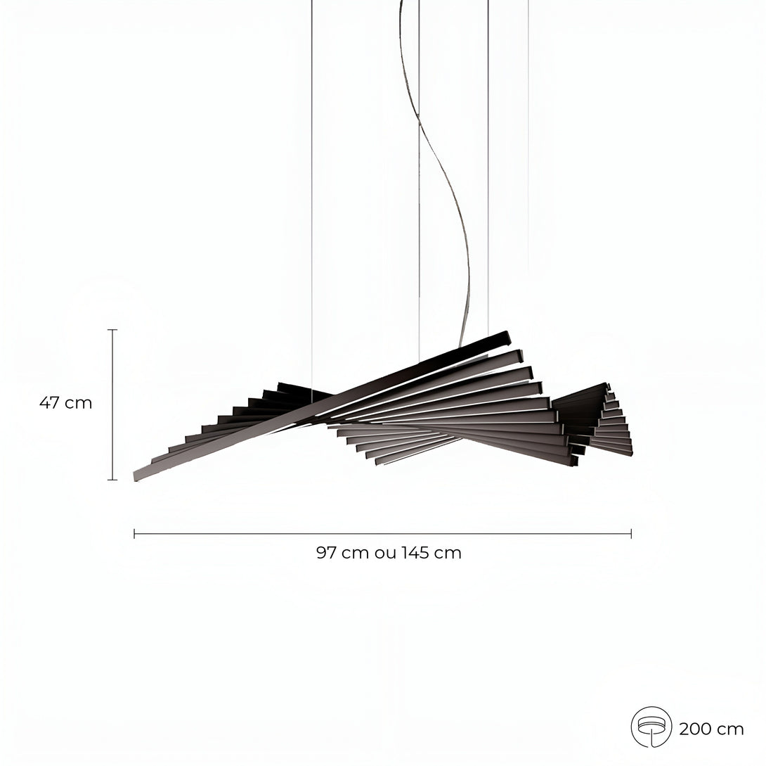 Une image d'un lustre design en métal noir. Il est composé de plusieurs lames de métal qui s'inclinent vers le bas. Le lustre est suspendu par un câble noir. NI-638404028X,NI-3392886920,NI-3594454118,NI-2267460866,